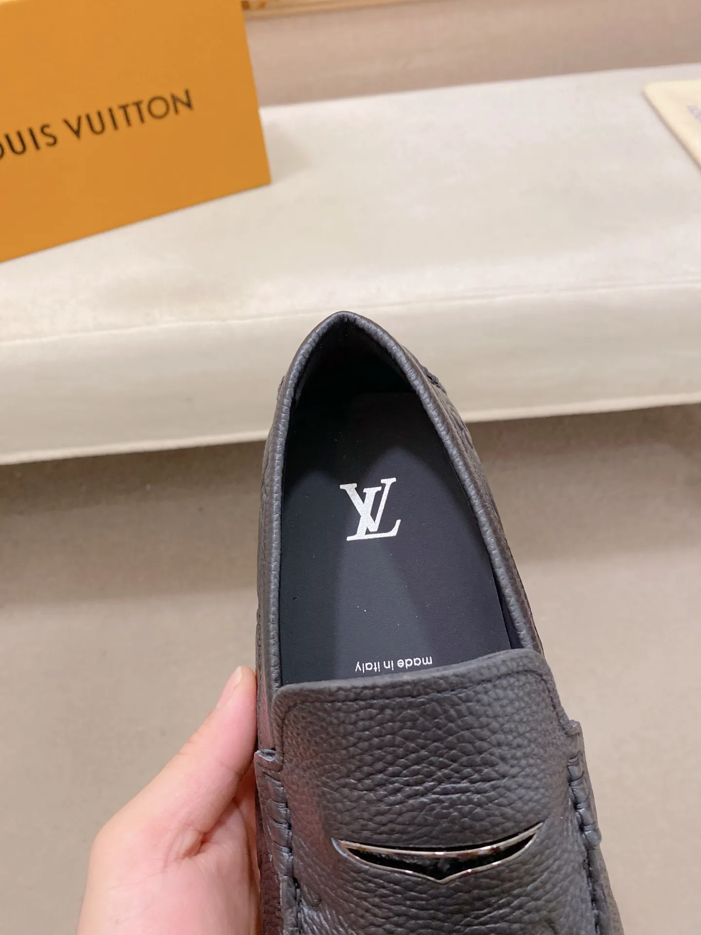 Factory price: 500💰High-end quality! LV 🆕🆕Exclusive hot-selling products in stock🔥🔥New products on the shelves, high-quality Ferragamo men's pea shoes, high-end casual driving shoes, with complete packaging! 💪 💪 Material: imported pebbled cowhide 🐂 + imported high-quality buffalo leather lining + wear-resistant outsole 👍🏻👍🏻 Features: high-end and comfortable, purely handmade 🚀 🚀 Create the perfect shoe that suits you best 🔥 🔥 Size: (38-44) 45 standard size can be customized!